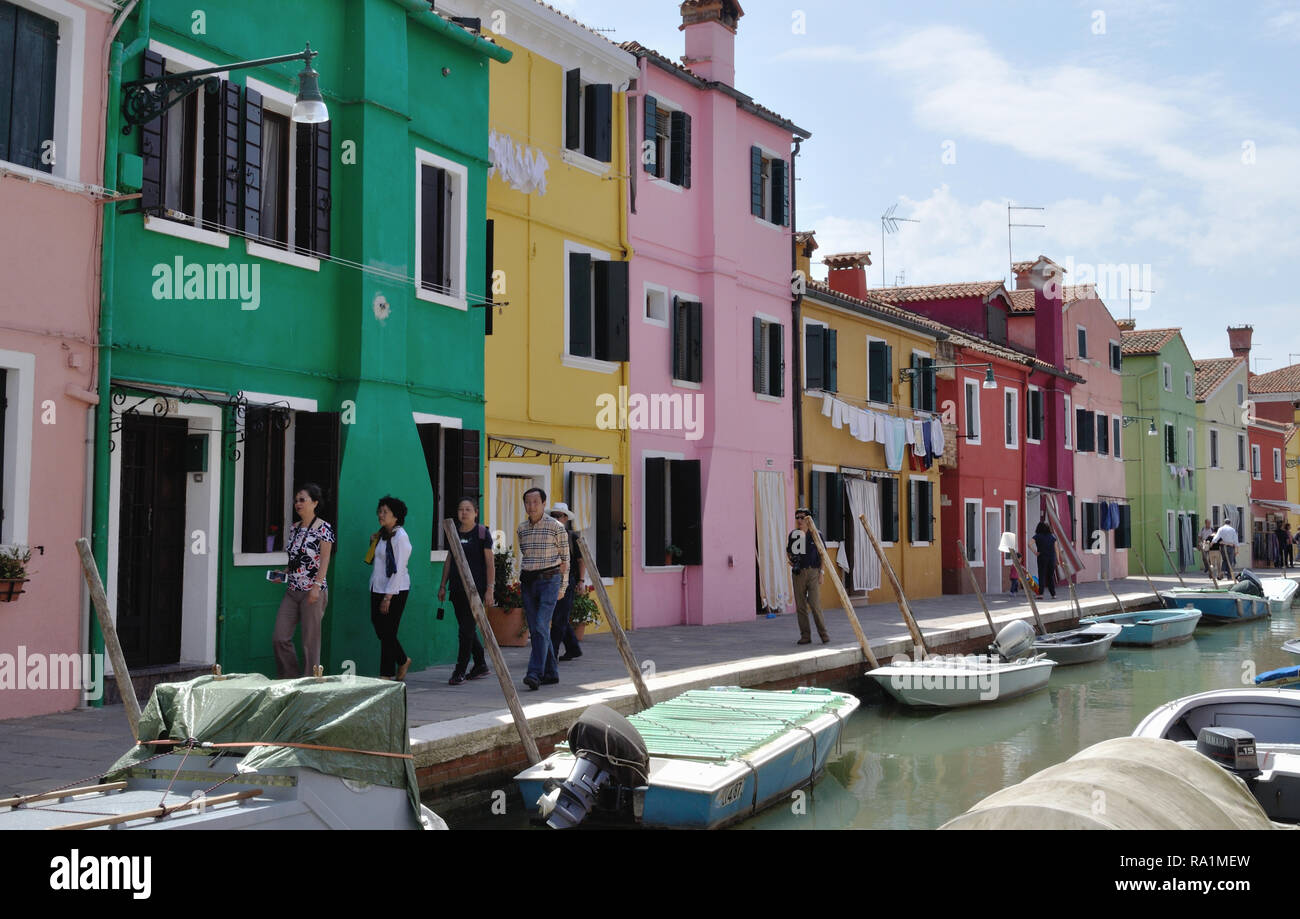 Maisons colorées bordent les canaux sur l'île de Burano, dans la lagune de Venise, Italie. Banque D'Images