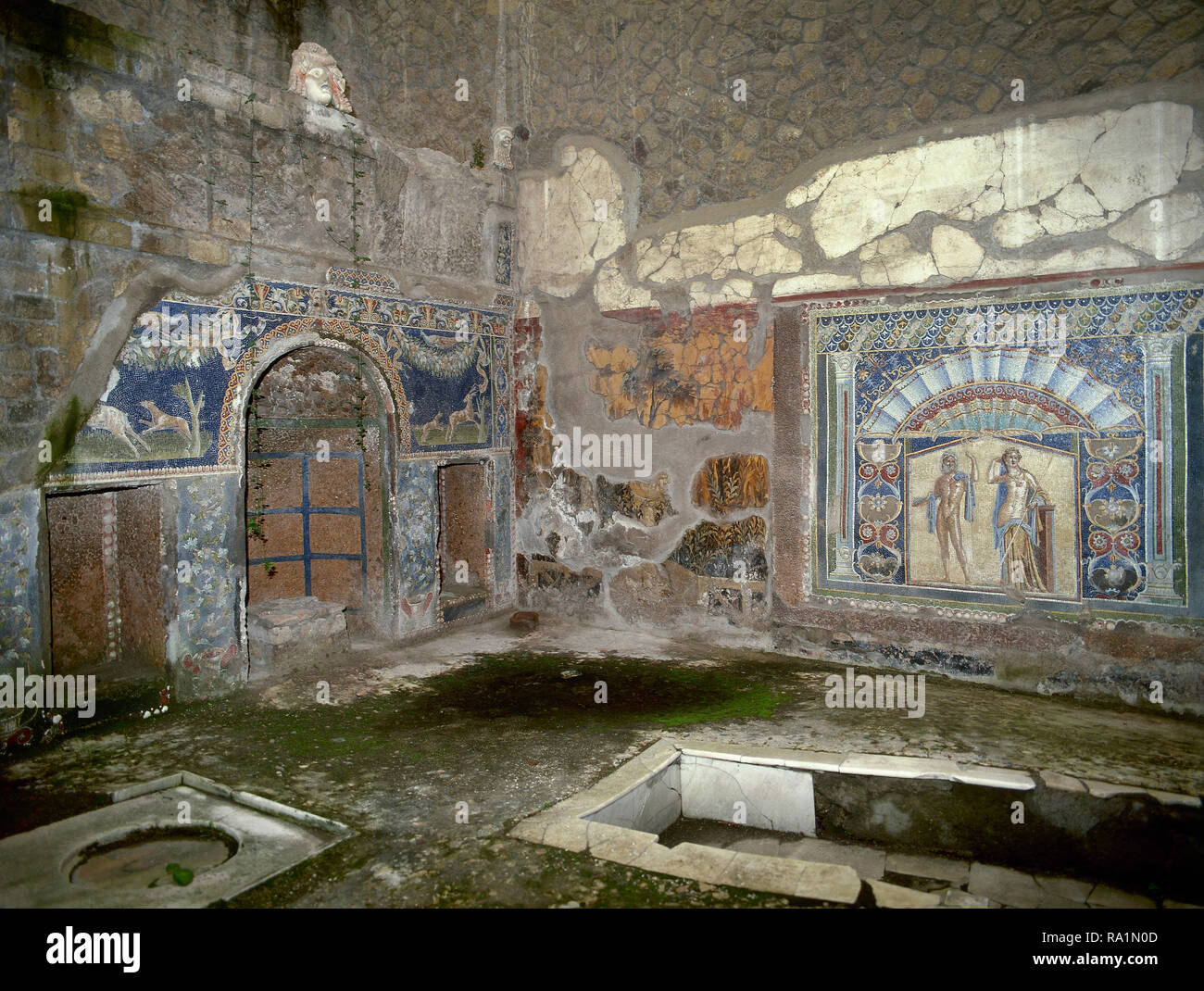 L'Italie. D'Herculanum. Ancienne ville romaine détruite par l'éruption du Vésuve en 79 ap. Atrium de la Maison de Neptune et Amphitrite. 1er siècle. Nymphée avec les niches, décoré de motifs floraux et géométriques et des mosaïques de scènes de chasse avec des chiens et des cerfs. Sur le mur arrière, la mosaïque de Neptune et Amphitrite. La Campanie. Banque D'Images