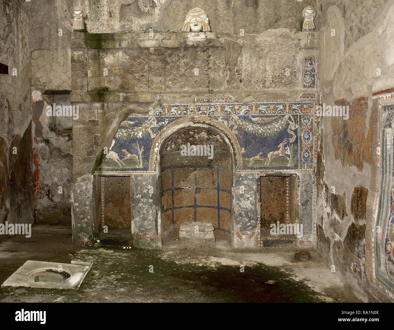 L'Italie. D'Herculanum. Ancienne ville romaine détruite par l'éruption du Vésuve en 79 ap. L'atrium de la Maison de Neptune et Amphitrite. 1er siècle. Nympheum et fontaine intérieure. La Campanie. Banque D'Images