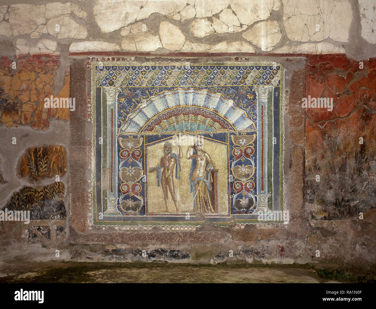 L'Italie. D'Herculanum. Ancienne ville romaine détruite par l'éruption du Vésuve en 79 ap. Atrium de la Maison de Neptune et Amphitrite. 1er siècle. Mur de mosaïque avec trident de Neptune dieu de la mer et son épouse Amphitrite. La Campanie. Banque D'Images