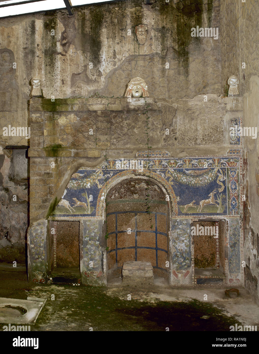 L'Italie. D'Herculanum. Ancienne ville romaine détruite par l'éruption du Vésuve en 79 ap. L'atrium de la Maison de Neptune et Amphitrite. 1er siècle. Nympheum et fontaine intérieure. La Campanie. Banque D'Images