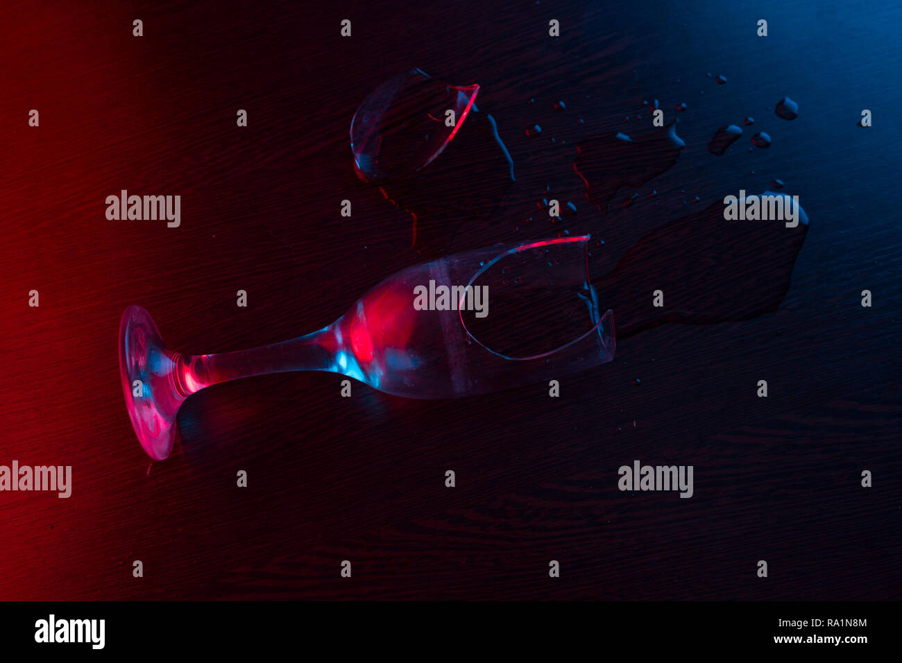 Un verre se briser sur le sol. neon light Banque D'Images