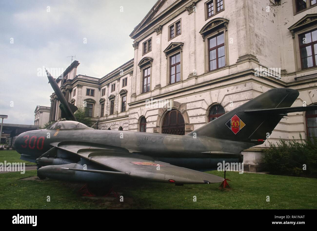 Allemagne, Dresden, musée de l'Armée immédiatement après la réunification entre le DDR et la République fédérale d'Allemagne ; avions de chasse MIG 17 de construction soviétique (mars 1991) Banque D'Images