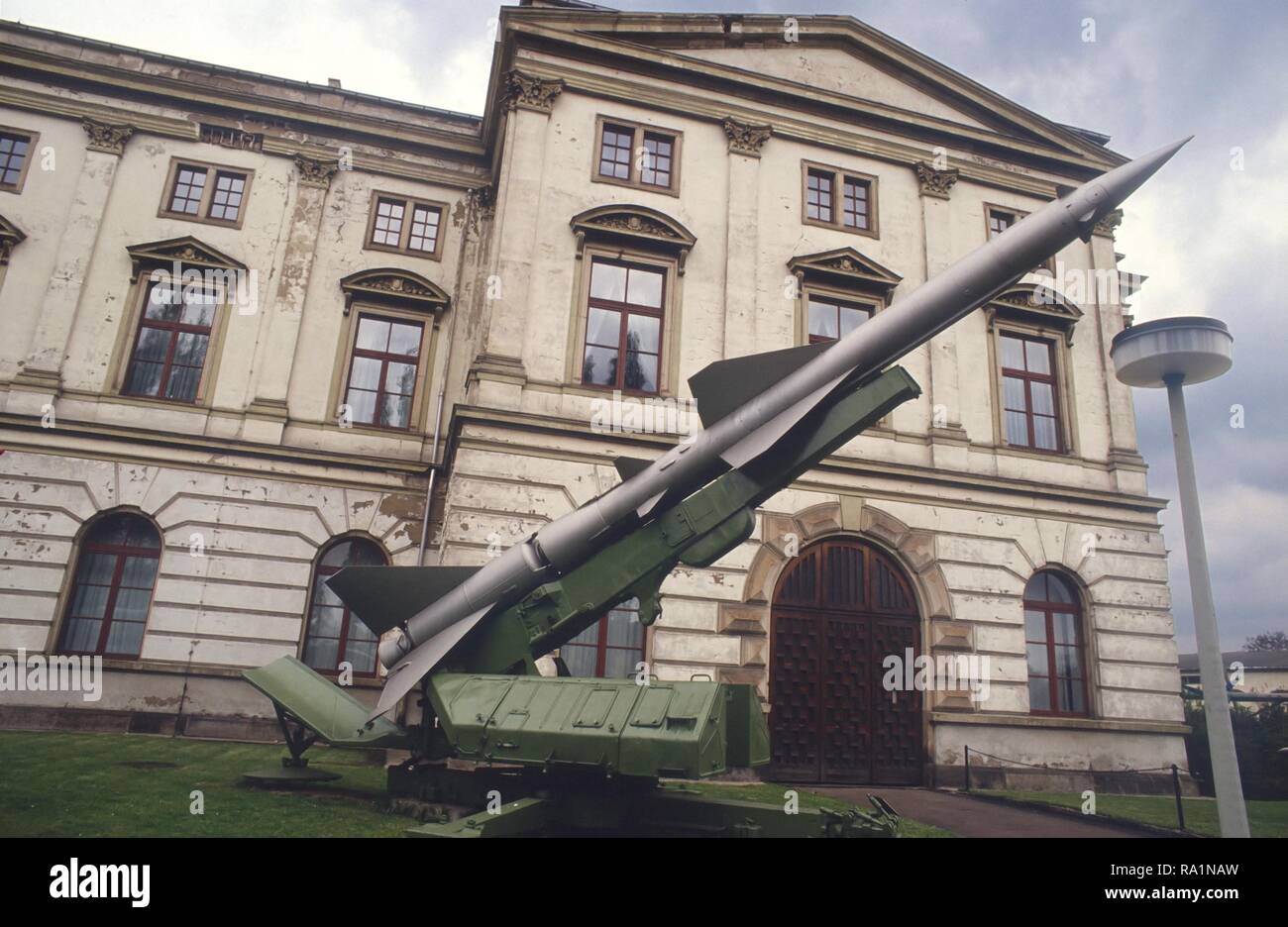 Allemagne, Dresden, musée de l'Armée immédiatement après la réunification entre le DDR et la République fédérale d'Allemagne ; des missiles surface-air S-75 de construction soviétique (mars 1991) Banque D'Images