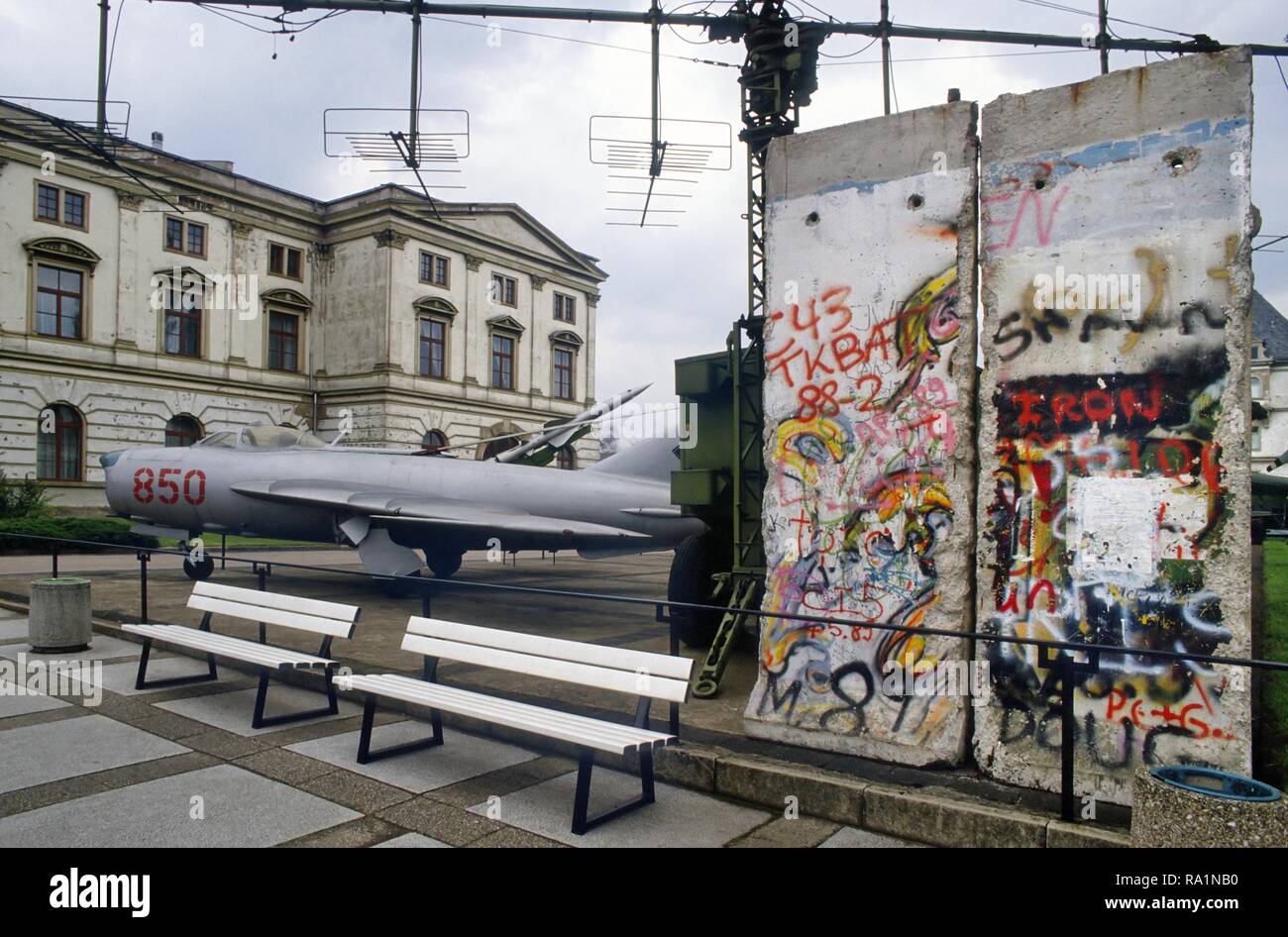 Allemagne, Dresden, musée de l'Armée immédiatement après la réunification entre le DDR et la République fédérale d'Allemagne ; avions de chasse MIG 17 soviétique de construction et reste du mur de Berlin (mars 1991) Banque D'Images