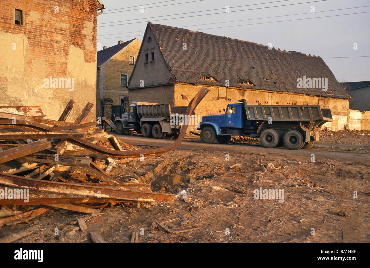 L'Allemagne immédiatement après la réunification entre le DDR et la République fédérale d'Allemagne (mars 1991) ; ancien village au nord de Leipzig ville rasée pour construire un nouveau motel. Banque D'Images