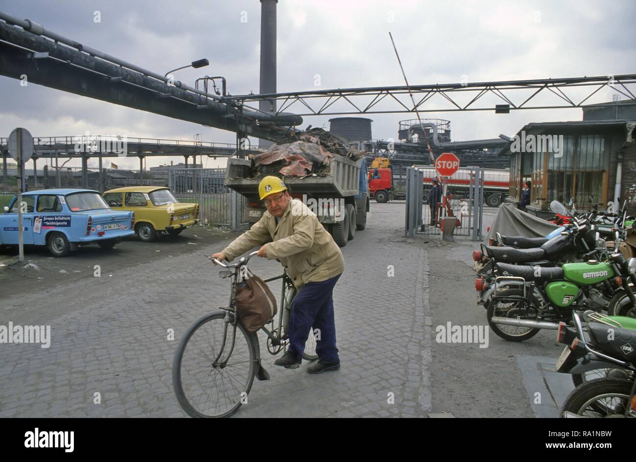 Allemagne, sortie des ouvriers de l'industrie chimique en Bu-Na la ville de Halle immédiatement après la réunification entre le DDR et la République fédérale d'Allemagne (mars 1991) Banque D'Images