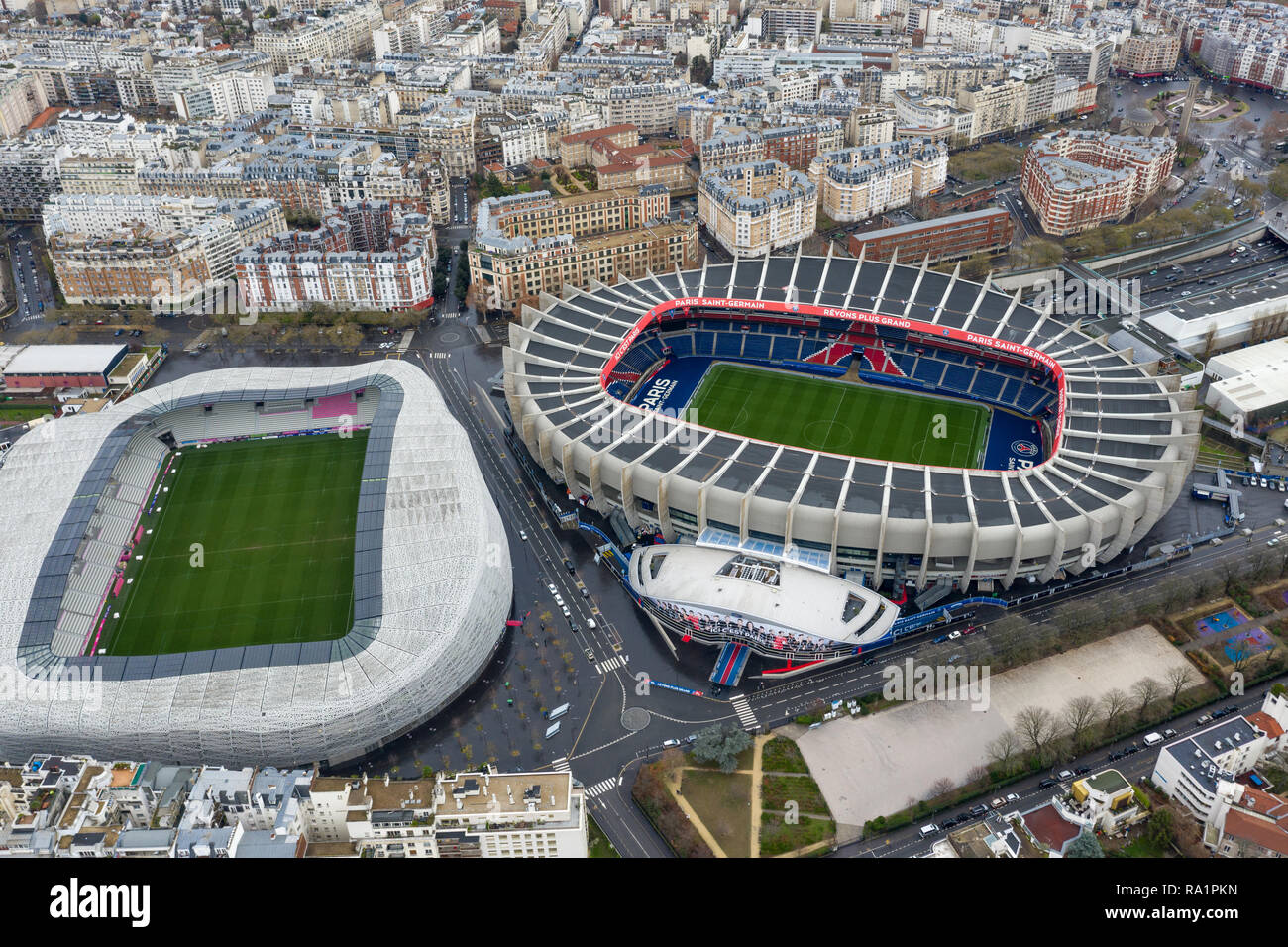 Vue aérienne de Le Parc des Princes pour l'équipe de football Paris Saint-Germain et du Stade Jean Bouin accueil de l'équipe de rugby à Paris, France Banque D'Images