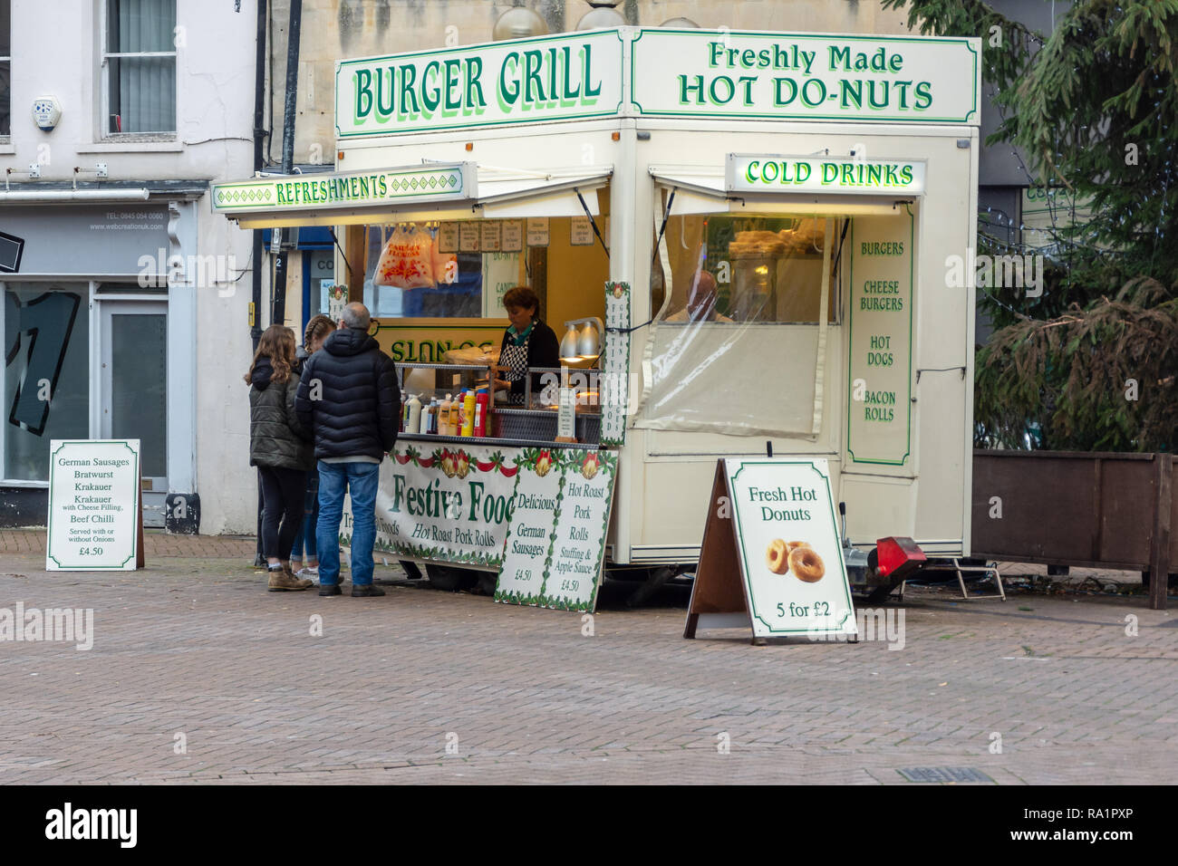 Vente de rafraîchissements van des hamburgers, des beignes et repas de fête dans la région de Trowbridge town centre Wiltshire juste avant Noël Banque D'Images