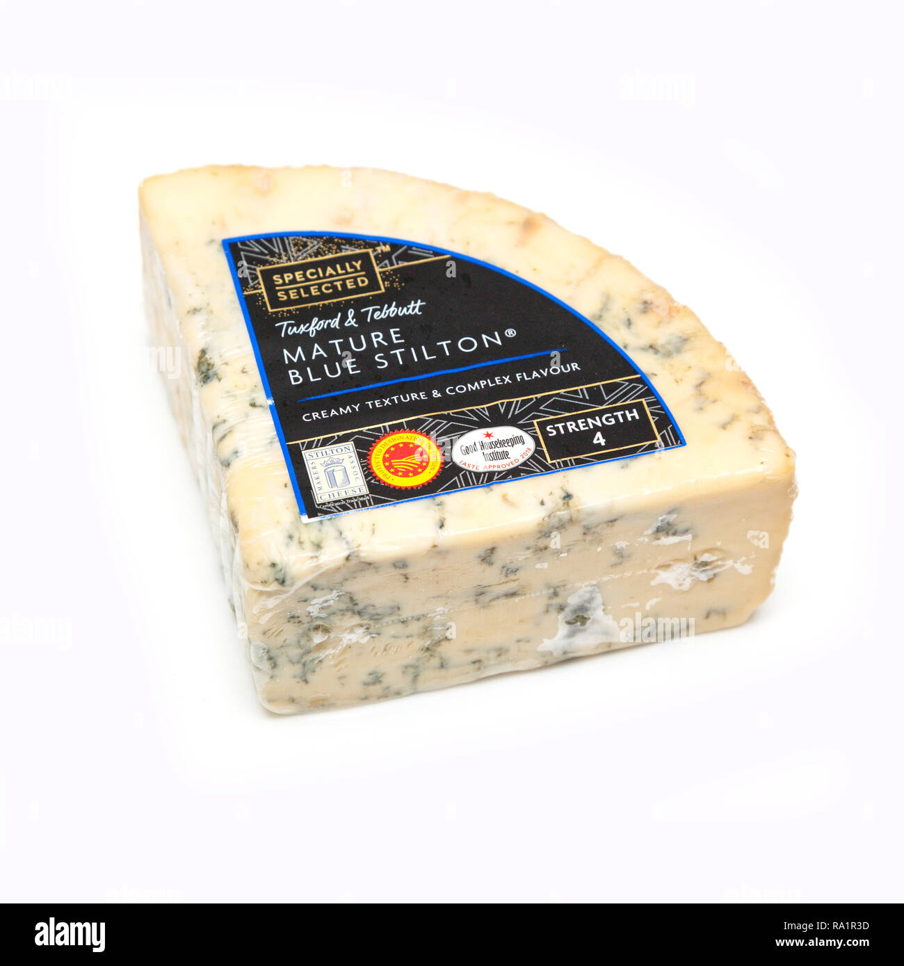 Le fromage stilton bleu mature isolated on a white background studio. Banque D'Images