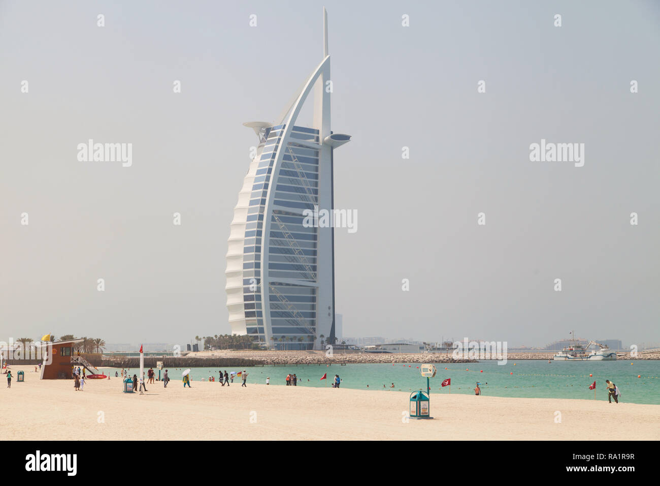Dubaï, Émirats Arabes Unis - 8 septembre 2018 : Jumeirah Beach et Burj Al Arab le 8 septembre 2018 à Dubaï, aux Emirats Arabes Unis. Banque D'Images