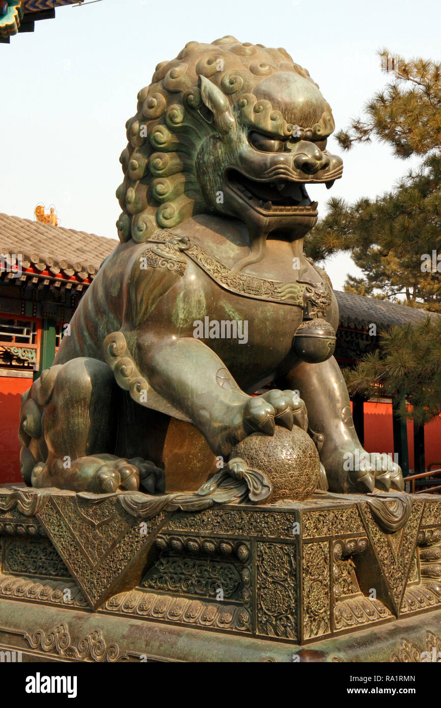 Statue de Lion en bronze avec un lion sous sa patte, au Palais d'Empereurs, Beijing, Chine. Banque D'Images