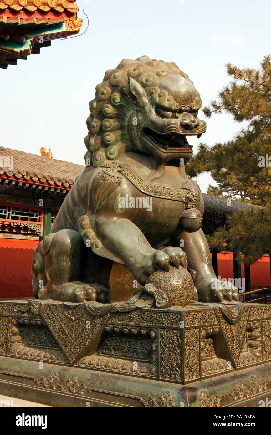 Statue de Lion en bronze avec un lion sous sa patte, au Palais d'Empereurs, Beijing, Chine. Banque D'Images