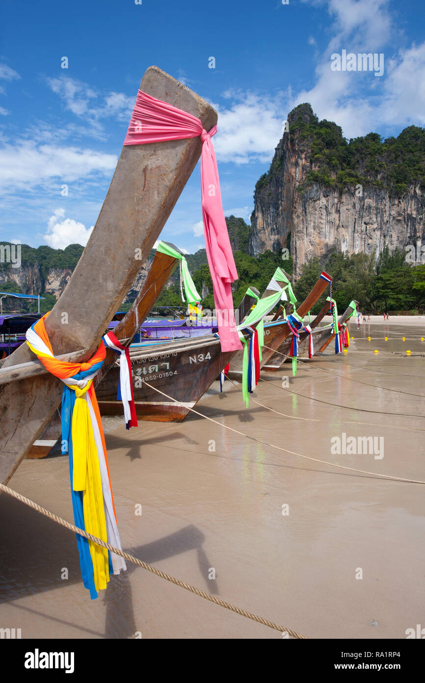 Bateaux de pêche en bois sur la plage, Railay Beach, Thaïlande Banque D'Images