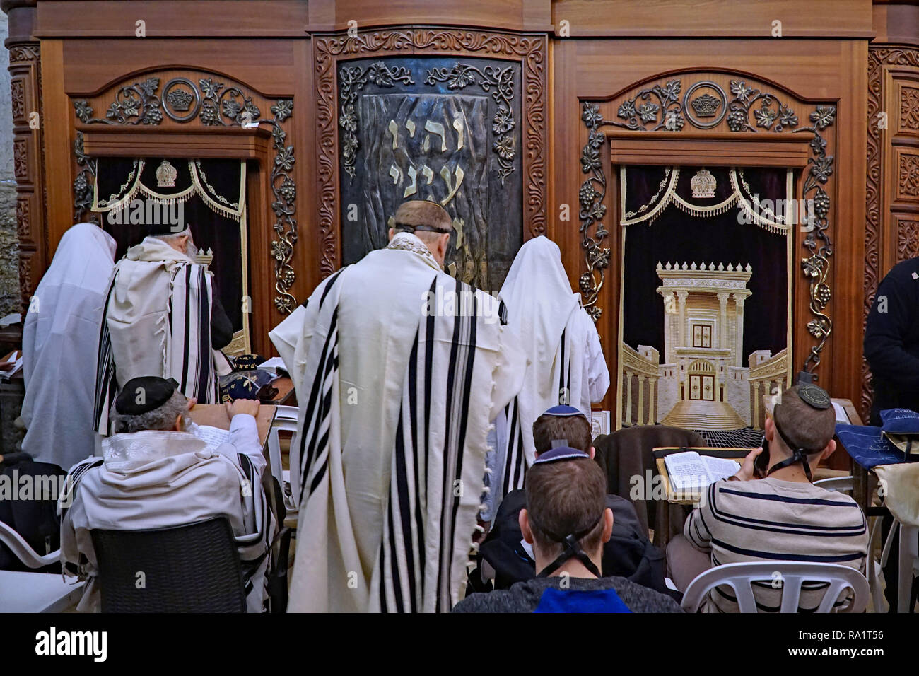 Jérusalem - Janvier 2017 : Hommes Juifs portant des châles de prière au niveau de la section du mur occidental sous l'arche de Wilson, en face de la Torah, comme on le voit dans les ark Banque D'Images