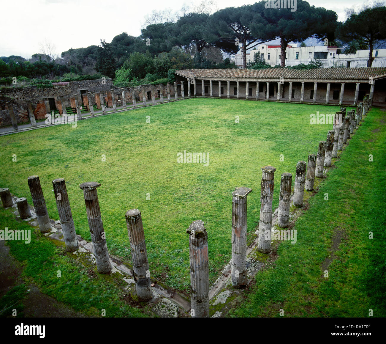 L'Italie. Pompéi. Quadriporticus des théâtres ou des casernes de gladiateurs. Il couvre un grand quadrilatère entouré de 74 colonnes doriques tuff utilisé comme un foyer. Sur ce domaine, les spectateurs pouvaient arrêter pendant les intervalles des spectacles de théâtre. Après le séisme du 62 annonce le bâtiment a changé de fonction et est devenu comme caserne de gladiateurs. Zone de théâtre. La Campanie. Banque D'Images