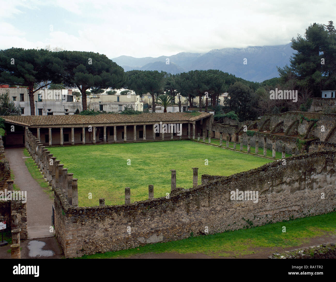 L'Italie. Pompéi. Quadriporticus des théâtres ou des casernes de gladiateurs. Il couvre un grand quadrilatère entouré de 74 colonnes doriques tuff utilisé comme un foyer. Sur ce domaine, les spectateurs pouvaient arrêter pendant les intervalles des spectacles de théâtre. Après le séisme du 62 annonce le bâtiment a changé de fonction et est devenu comme caserne de gladiateurs. Zone de théâtre. La Campanie. Banque D'Images