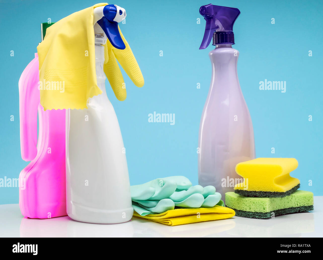 Ustensiles de nettoyage domestique isolée sur un fond bleu Banque D'Images