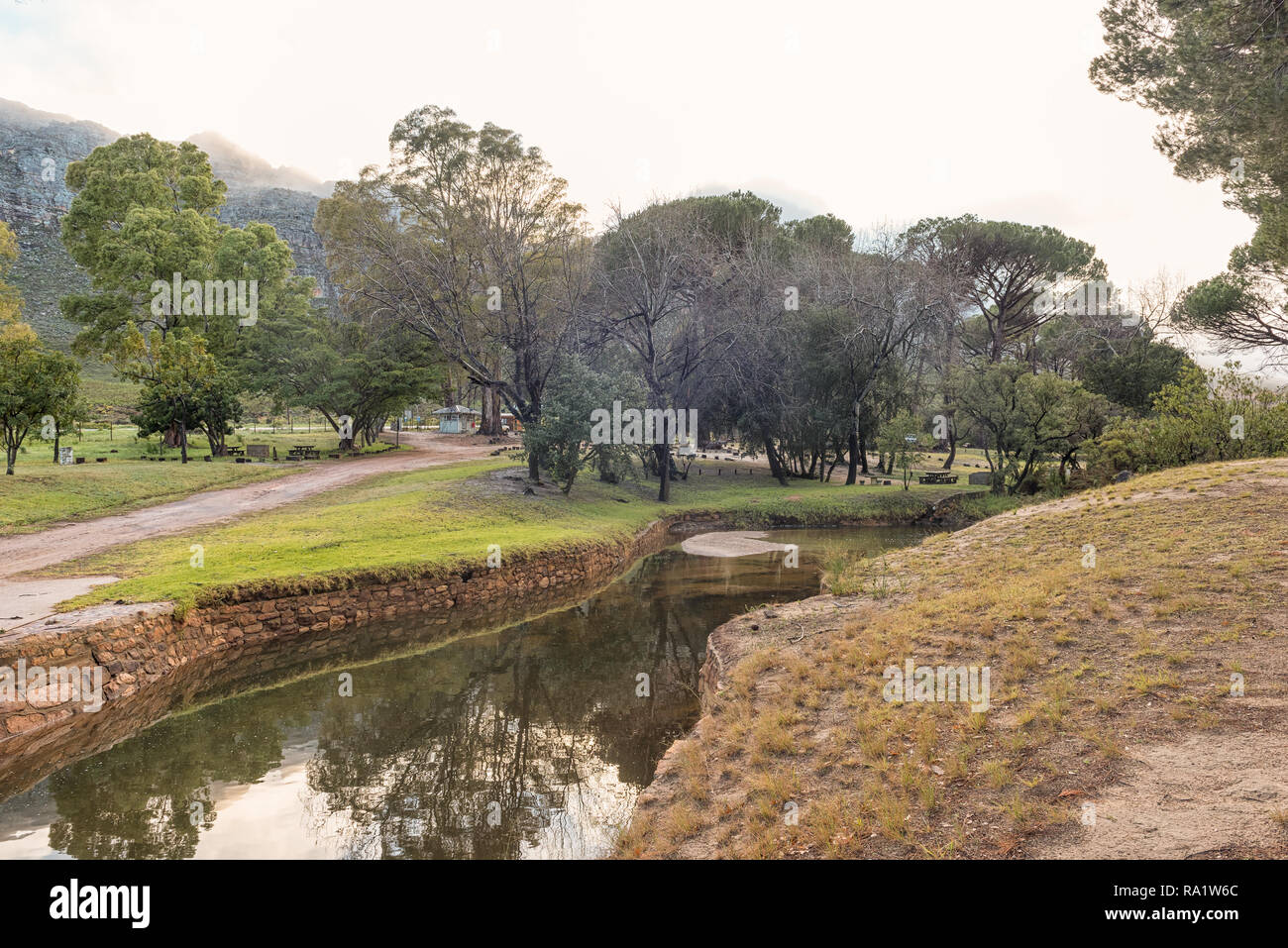 CEDERBERG, AFRIQUE DU SUD, le 28 août 2018 : Tôt le matin de la vue sur le camping Kliphuis Pakhuis Pass dans les montagnes Cederberg du Western Ca Banque D'Images