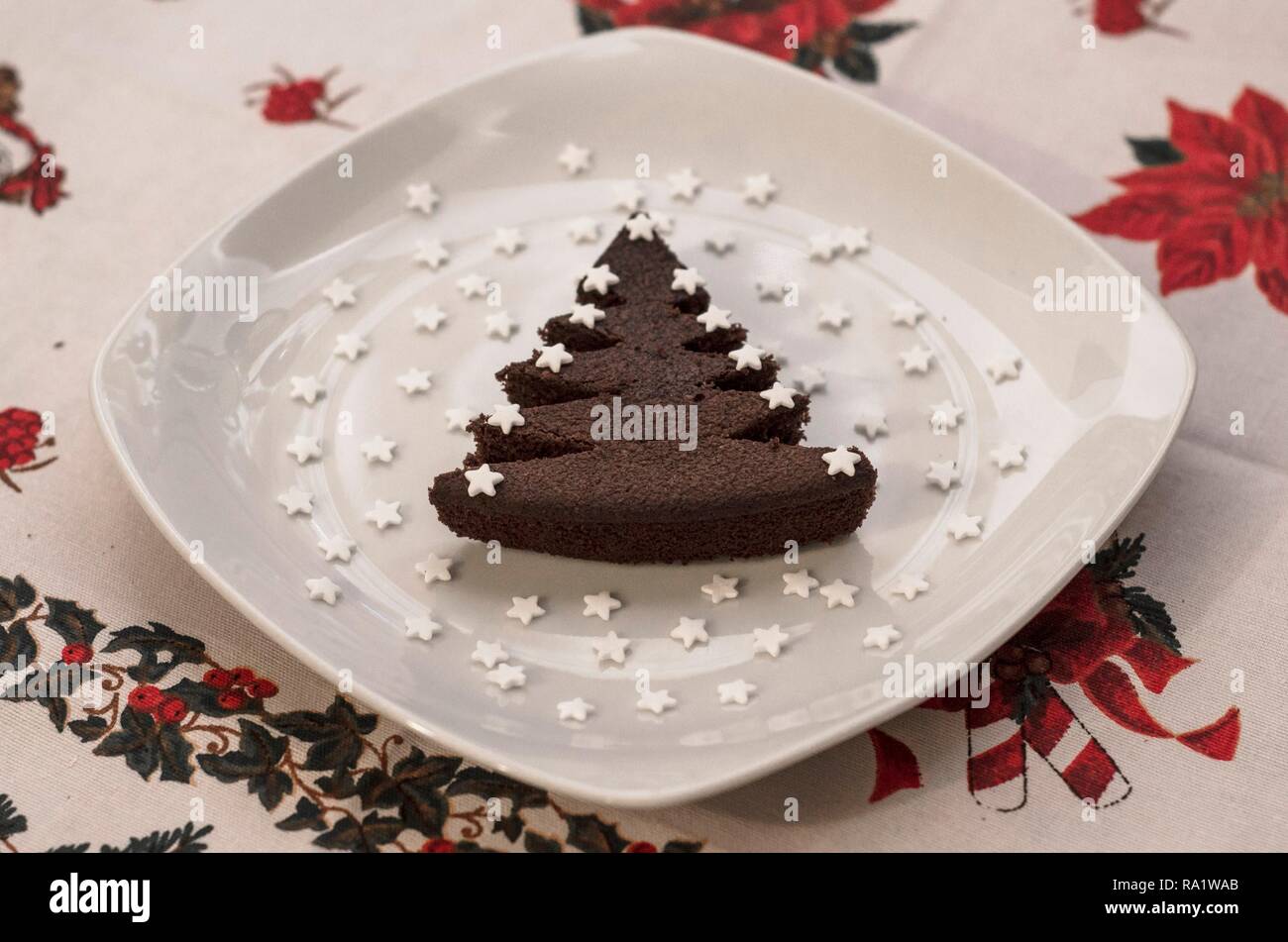 Gateau Au Chocolat En Forme D Arbre De Noel Avec Des Etoiles De Sucre Photo Stock Alamy