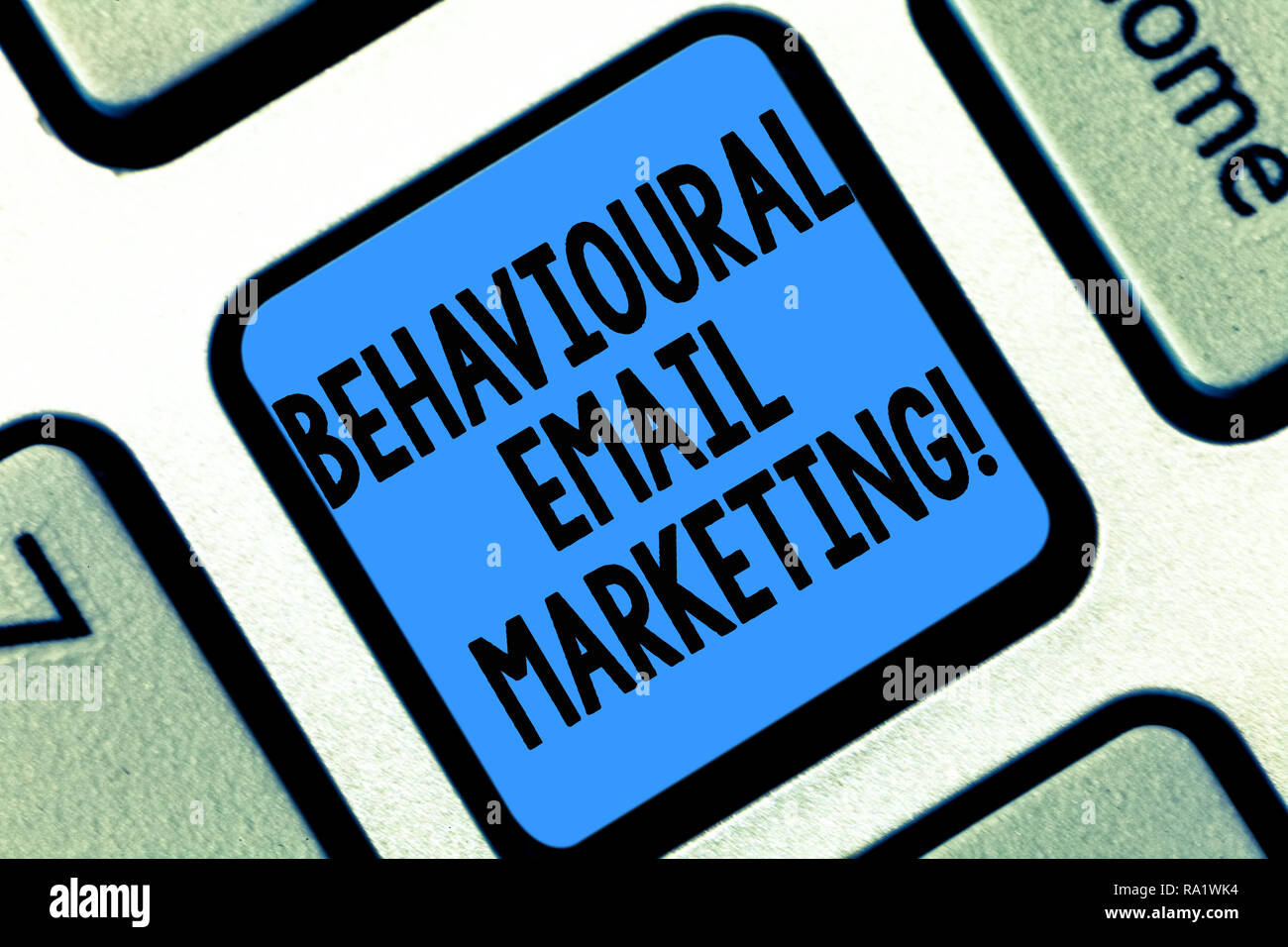 Signe texte montrant Email Marketing comportemental. Photo conceptuelle customercentric base stratégie de message de mise à l'intention de créer une touche de clavier d'ordi Banque D'Images