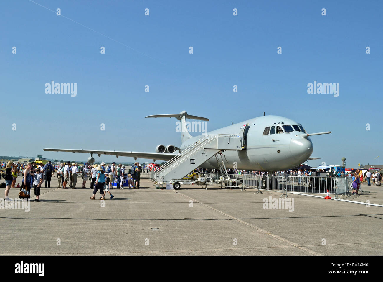 Des avions militaires, de transport de troupes, ce qui permet aux visiteurs de jeter un œil à l'intérieur à la Royal Navy, la Journée de l'Air International Yeovilton, Somerset, Royaume-Uni. Banque D'Images
