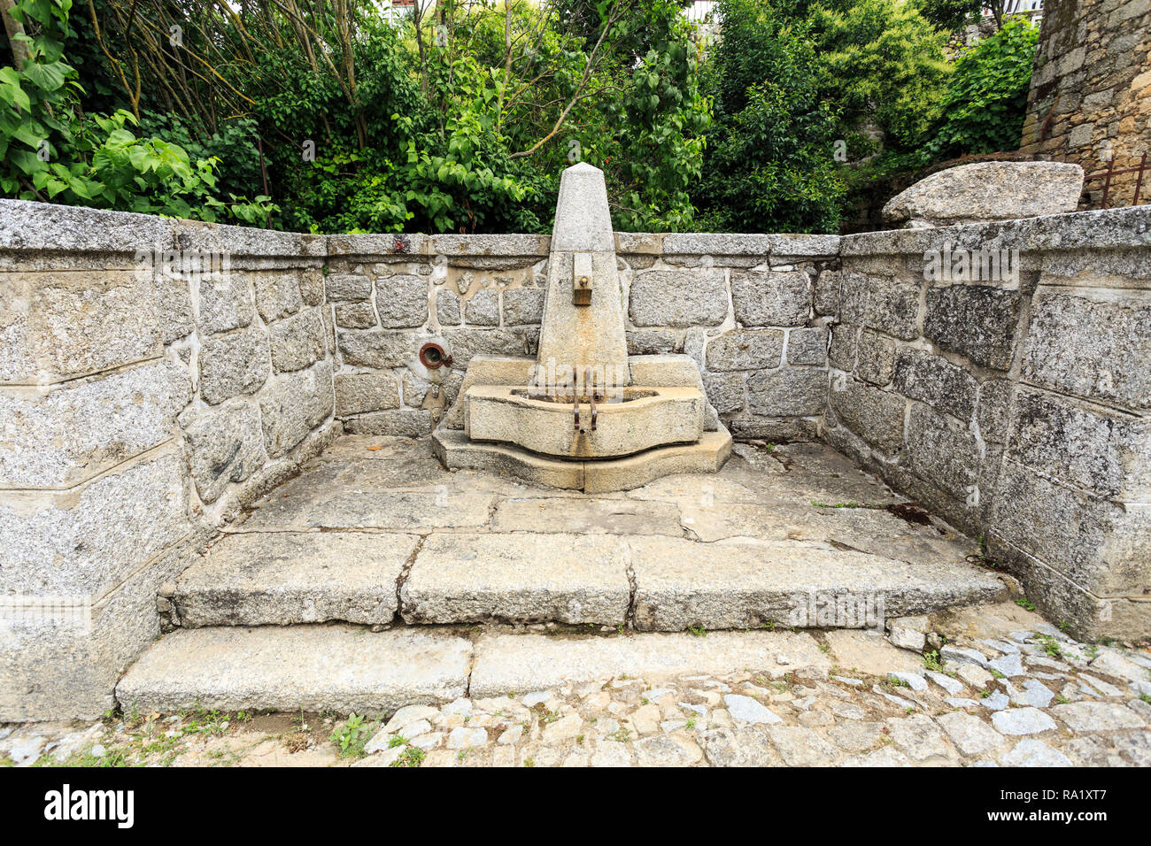 Vue de la fontaine de l'eau public faits de pierre de granit de Linhares da Beira, Beira Alta, Portugal Banque D'Images
