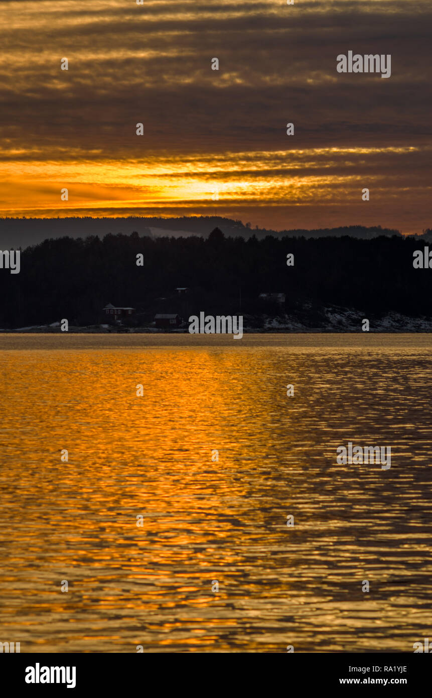 Coucher du soleil doré à l'intérieur de calme à Oslofjord journée d'hiver. Banque D'Images