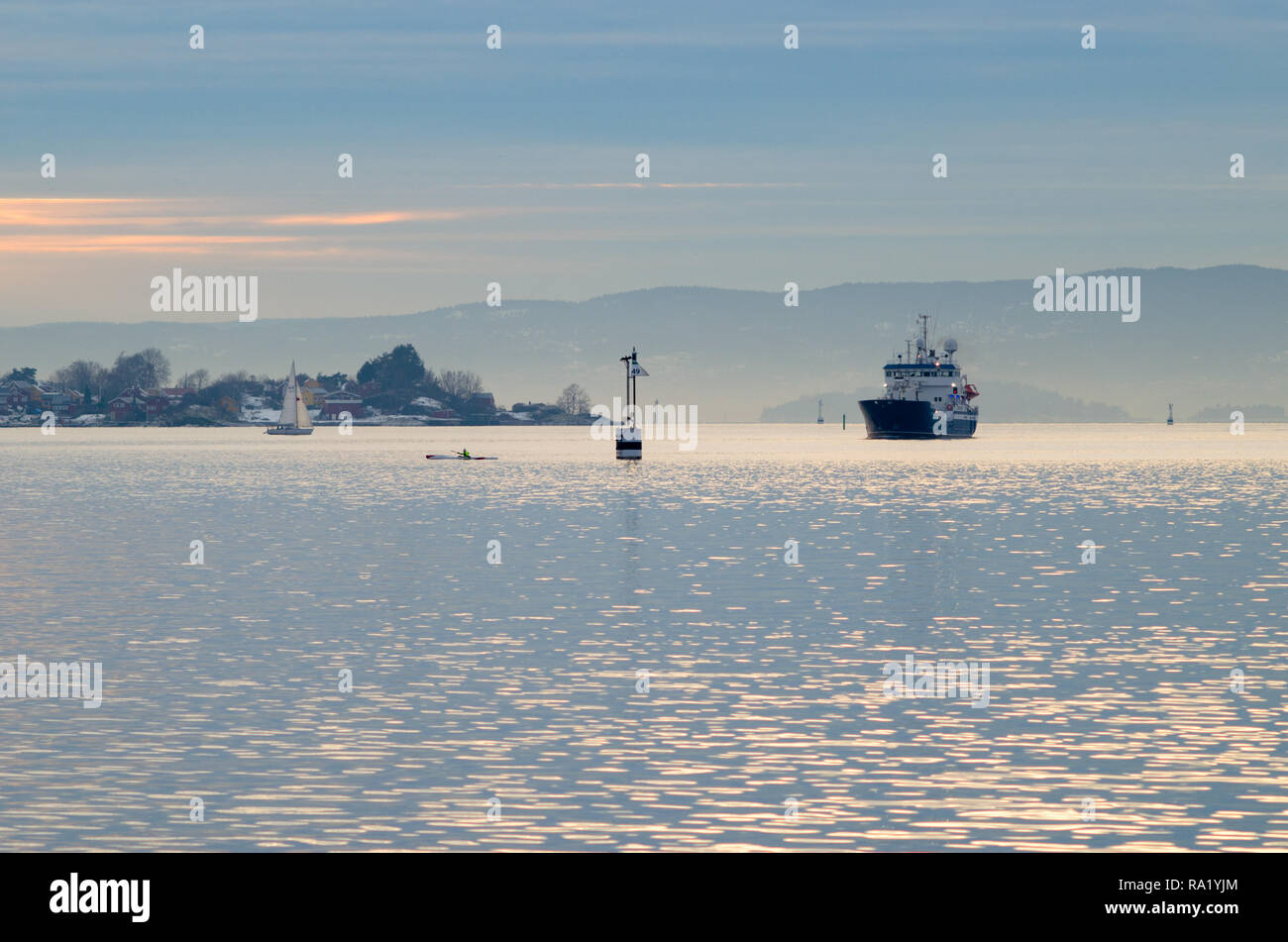 Navire norvégien Hydrograf est arrivé à Oslo en hiver après-midi. Banque D'Images