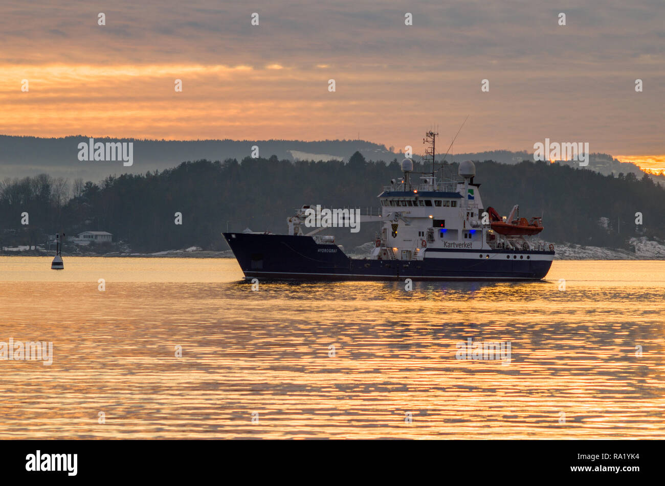 Navire norvégien Hydrograf est arrivé à Oslo en hiver après-midi. Banque D'Images