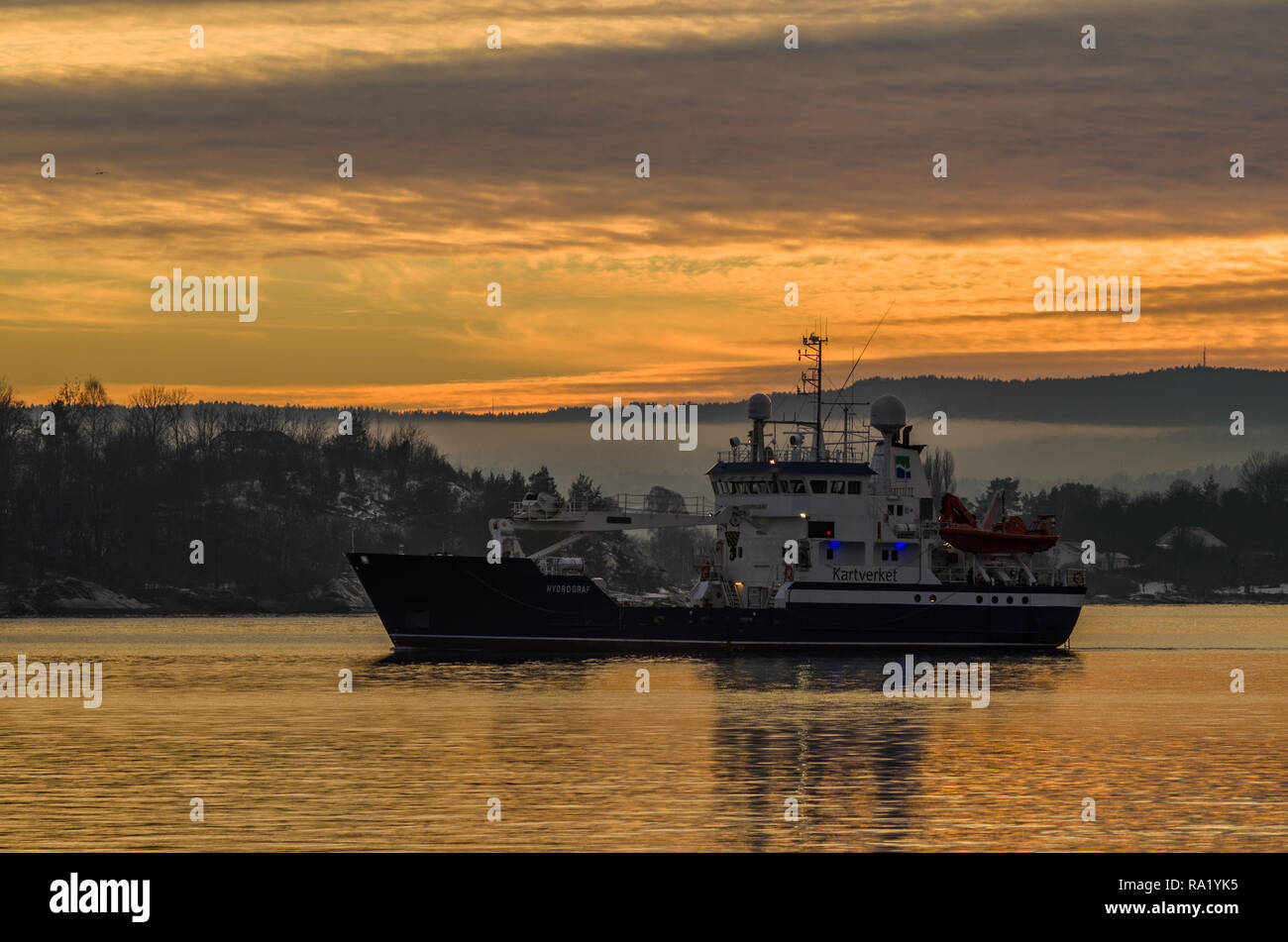 Navire norvégien Hydrograf est arrivé à Oslo en hiver après-midi. Banque D'Images