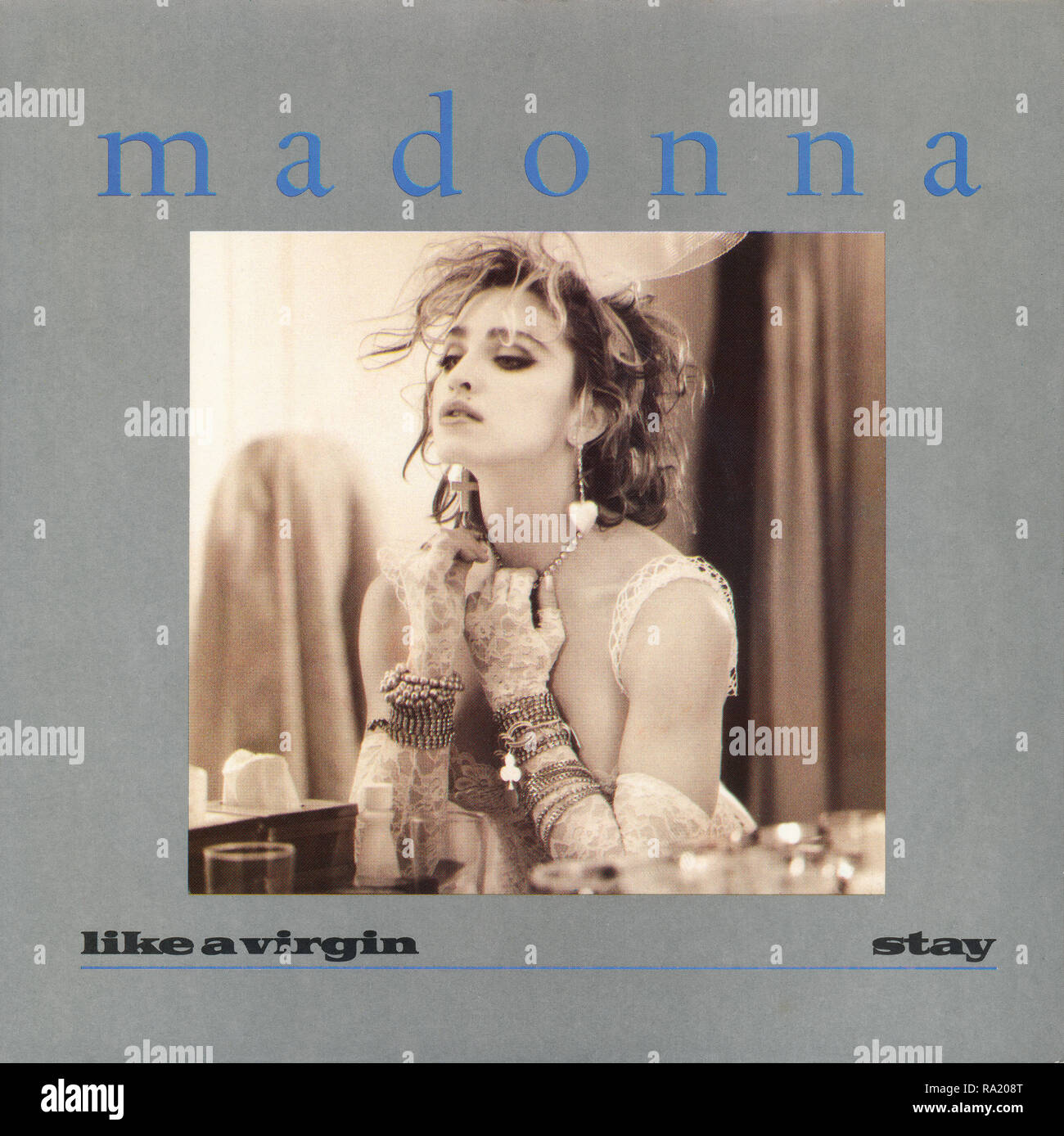 UK 45 tr/min 7' photo unique manche de Like a Virgin de Madonna sur le label Sire de 1984. Écrit par Billy Steinberg et Tom Kelly et produite par Nile Rodgers. Banque D'Images