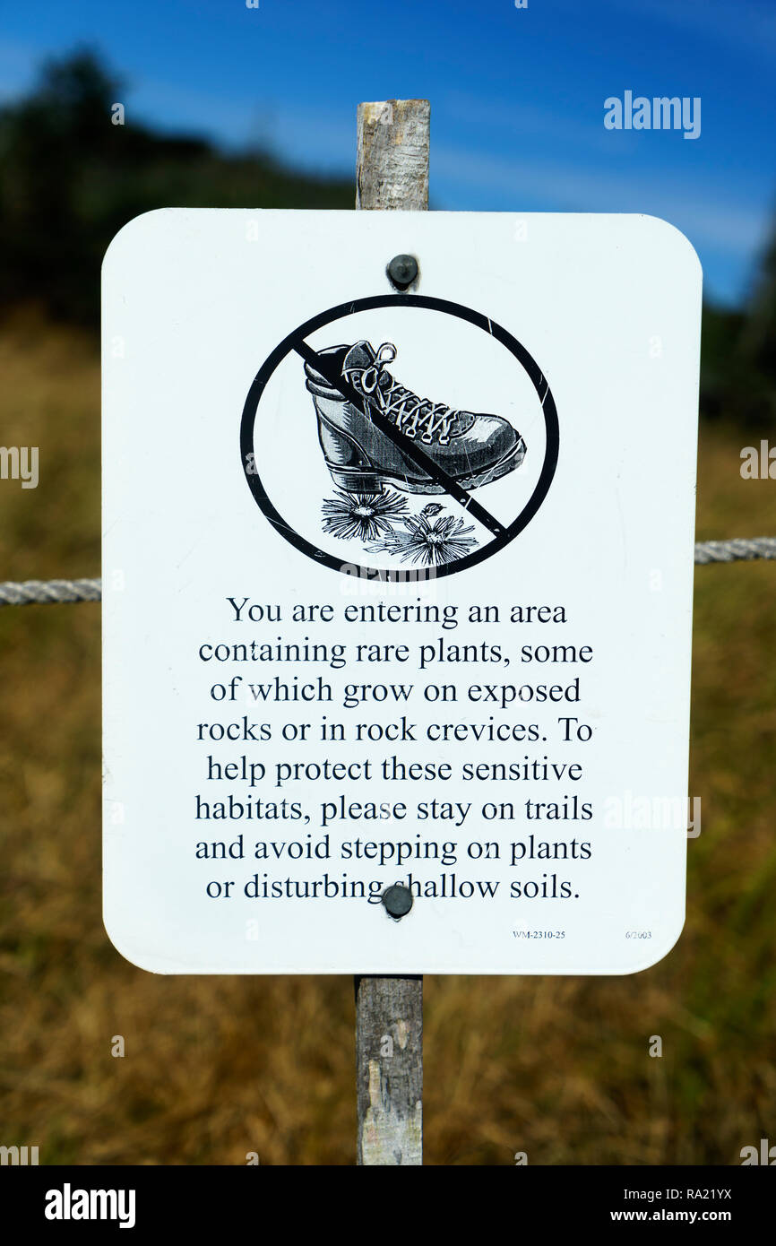 Inscrivez-vous pour les randonneurs d'avertissement restez sur les sentiers pour éviter d'endommager les plantes fragiles sur Franconia Ridge, New Hampshire, USA. Banque D'Images