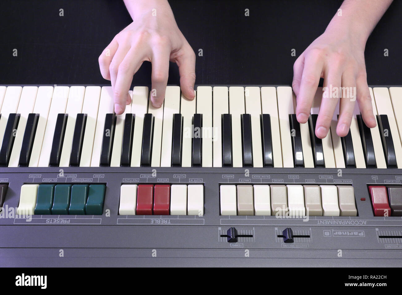 Une bonne part de la lecture d'un D (RE) accord mineur sur un vieux piano noir avec touches fissurés jaunies, appuyant sur la D (RE), F (FA), une (LA) Note Banque D'Images