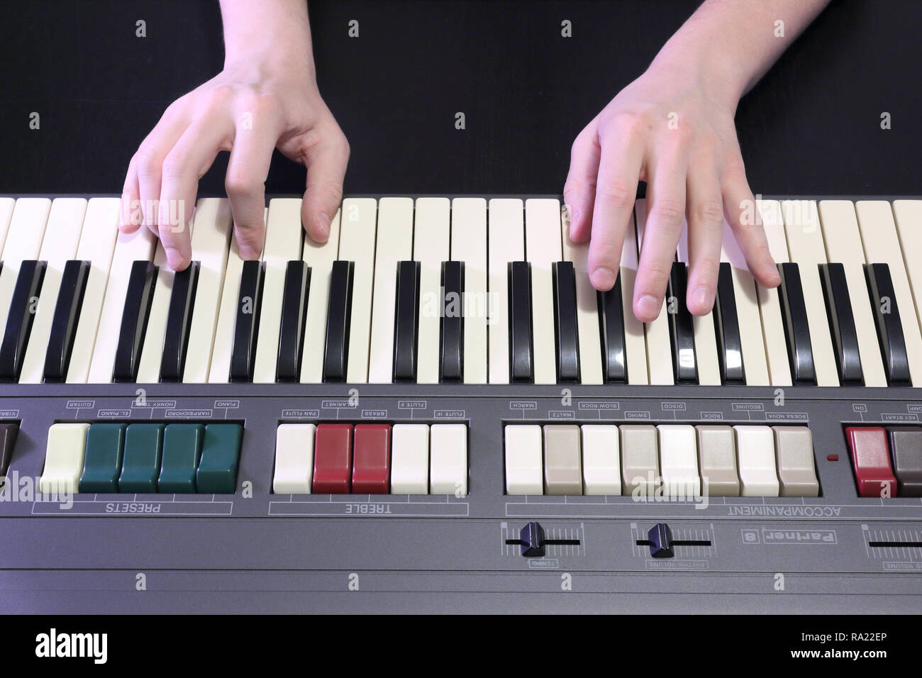 Une main droite jouer a B (SI) d'accord sur un vieux piano noir avec  touches fissurés jaunies, appuyant sur le B (SI), D# # (Ré# ), F# # (FA# )  Notes Photo Stock - Alamy