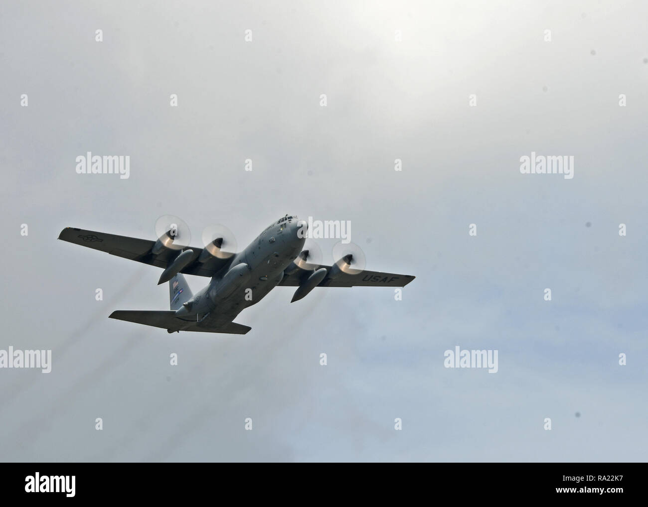 Un C-130 Hercules de la 94e Escadre de transport aérien survole la piste avant d'un largage à Youngstown Réserve d'air, le 9 août 2018. L'airdrop faisait partie d'une liste déroulante qui concurrence le 908e Escadron aérien, 700e, et que le 757th a participé à la Semaine de l'ATC au cours. (U.S. Photo de l'Armée de l'air par le sergent. Miles Wilson) Banque D'Images