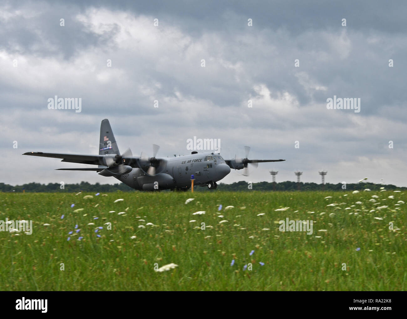 Un C-130 Hercules de la 94e Escadre de transport aérien effectue un touch and go à Youngstown, la Réserve aérienne le 8 août 2018. Au cours de touch et disparaît, l'avion descend à la piste, des terres, puis reprend à nouveau. Ceci est fait pour aider à simuler les opérations tactiques. (U.S. Photo de l'Armée de l'air par le sergent. Miles Wilson) Banque D'Images