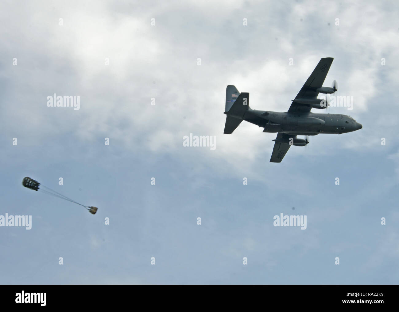 Un C-130 Hercules de la 94e Escadre de transport aérien mène un largage à Youngstown Réserve d'air, le 9 août 2018. L'airdrop faisait partie d'une liste déroulante qui concurrence le 908e Escadron aérien, 700e, et que le 757th a participé à la Semaine de l'ATC au cours. (U.S. Photo de l'Armée de l'air par le sergent. Miles Wilson) Banque D'Images