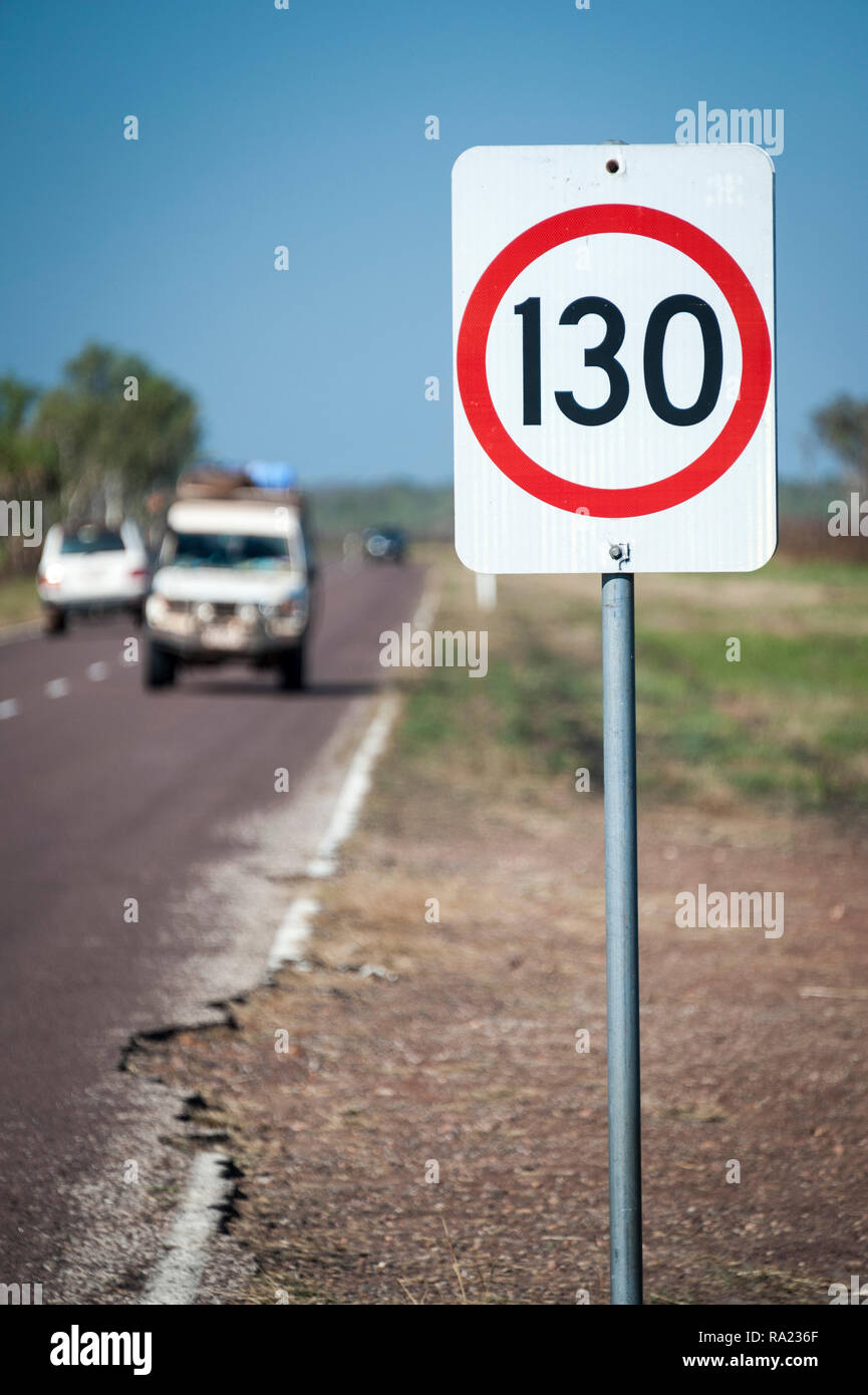 130 km/h, la limite de vitesse légale haut de l'outback du Territoire du Nord, Australie Banque D'Images