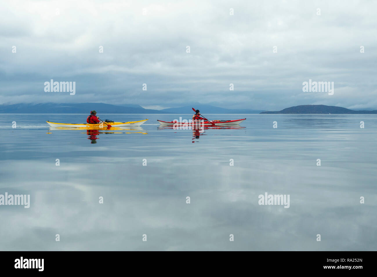 Kayak de mer sur le Loch Carron près de Plockton, Highlands, Scotland Banque D'Images