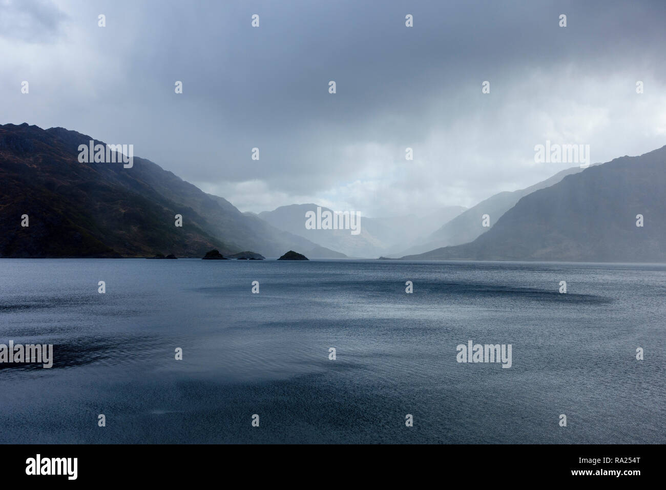 Nuages de pluie sur le Loch Hourn, Highlands, Scotland Banque D'Images