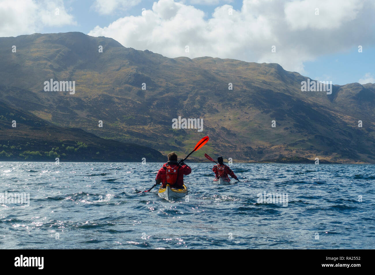 Kayak de mer sur le Loch Hourn, entre Kintail et Knoydart, Highlands, Scotland Banque D'Images