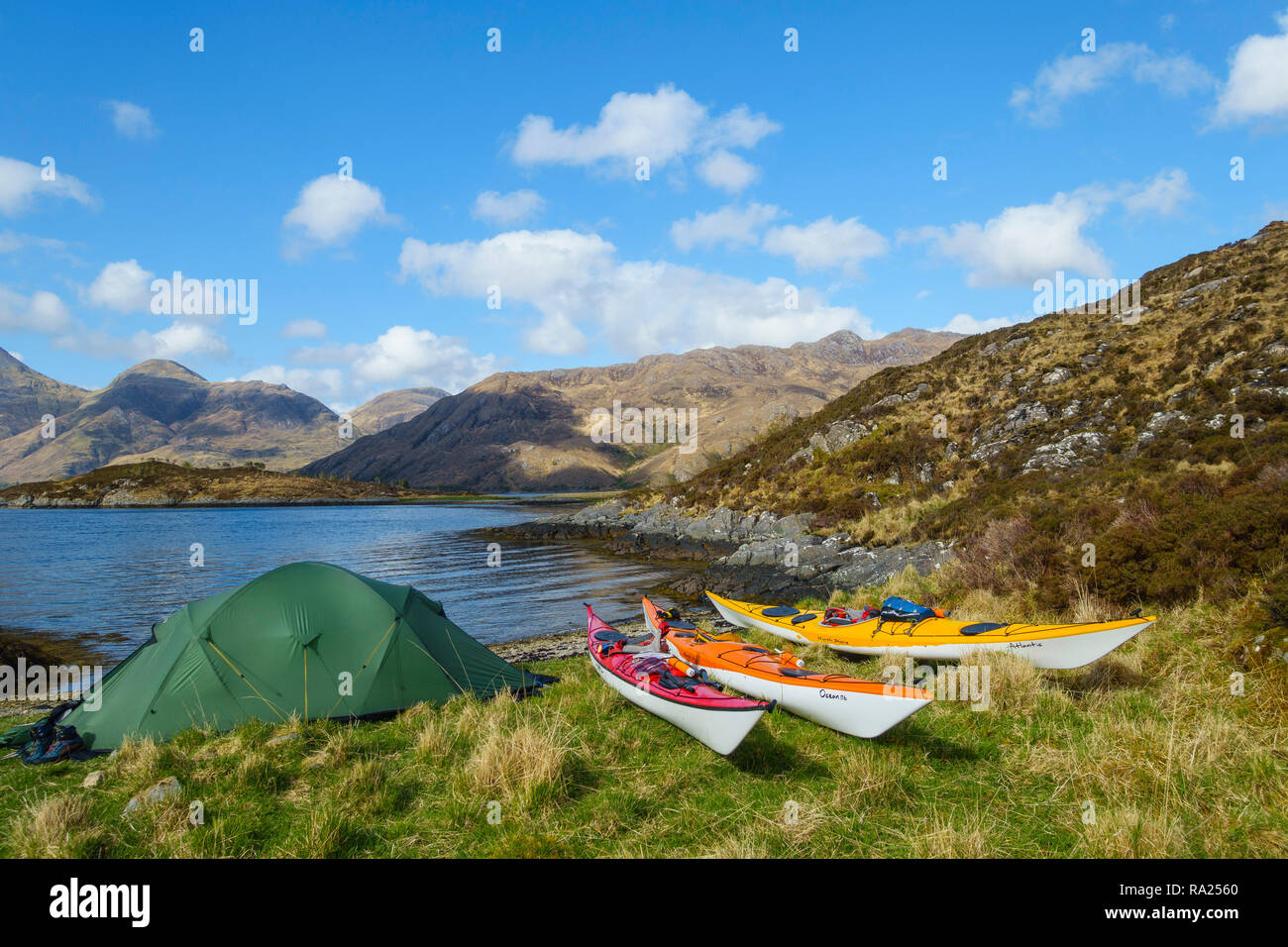 Camping sauvage et kayak de mer sur le Loch Hourn, Knoydart, Highlands, Scotland Banque D'Images