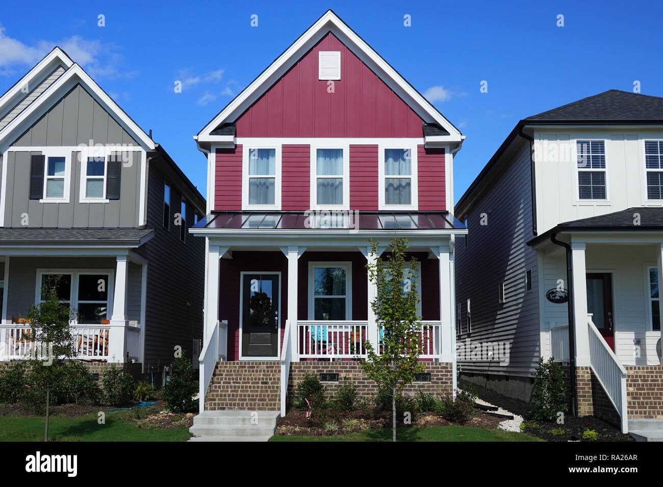 Rouge, deux étages en rangée, dans un quartier en Caroline du Nord Banque D'Images