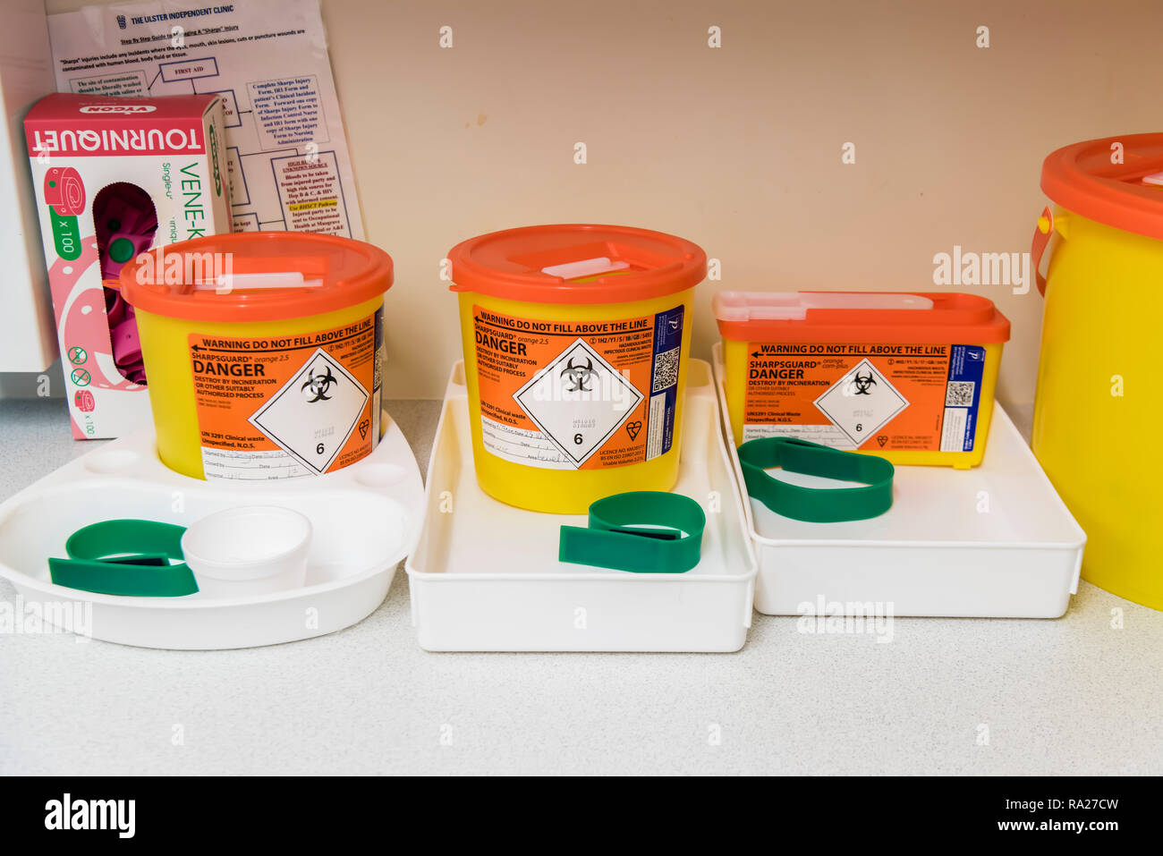 Les bacs mis en place pour prendre des échantillons de sang, y compris les boîtes pour objets tranchants, de garrots et de boules de coton. Banque D'Images