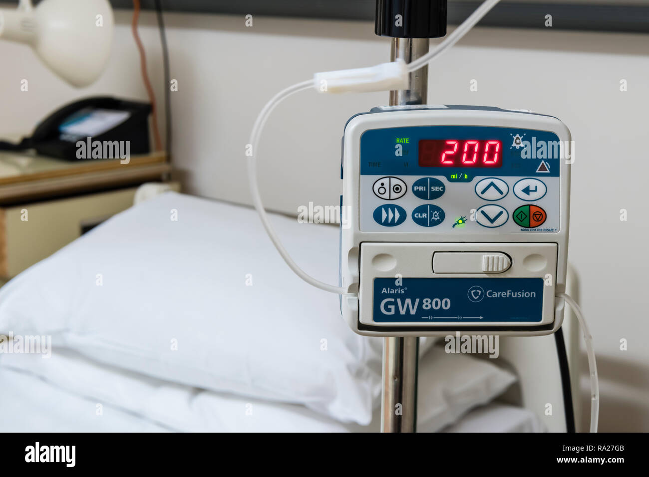 Pompe à perfusion goutte-à-goutte dans un hôpital, utilisé pour fournir des doses contrôlées de liquides et de médicaments. Banque D'Images