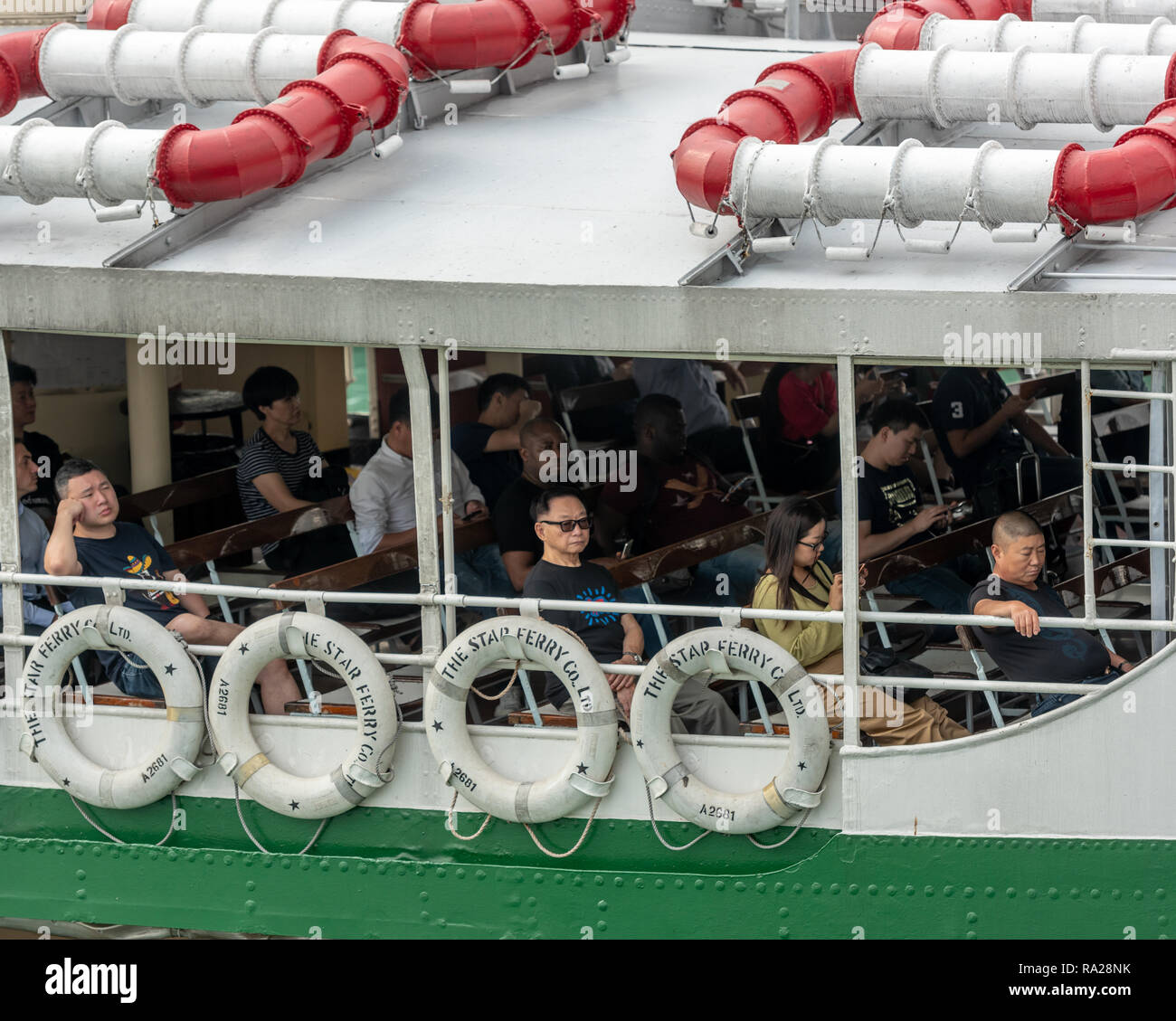 Les passagers sur le 'Solar Star' Star Ferry d''attendent à l'embarcadère de Tsim Sha Tsui à Kowloon. Banque D'Images