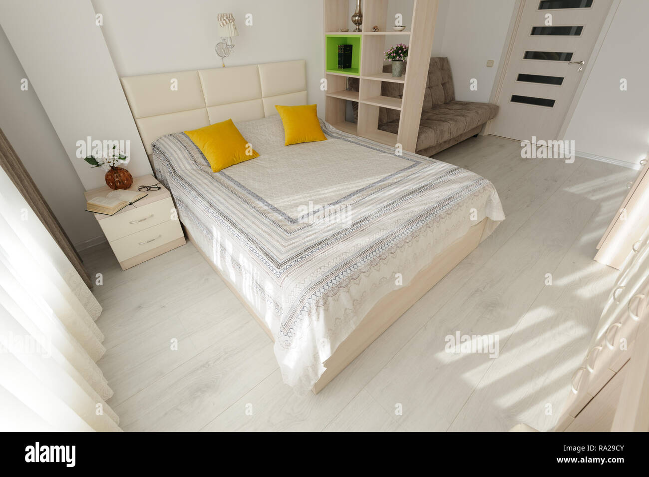 L'intérieur de chambre à coucher avec grand lit double Banque D'Images