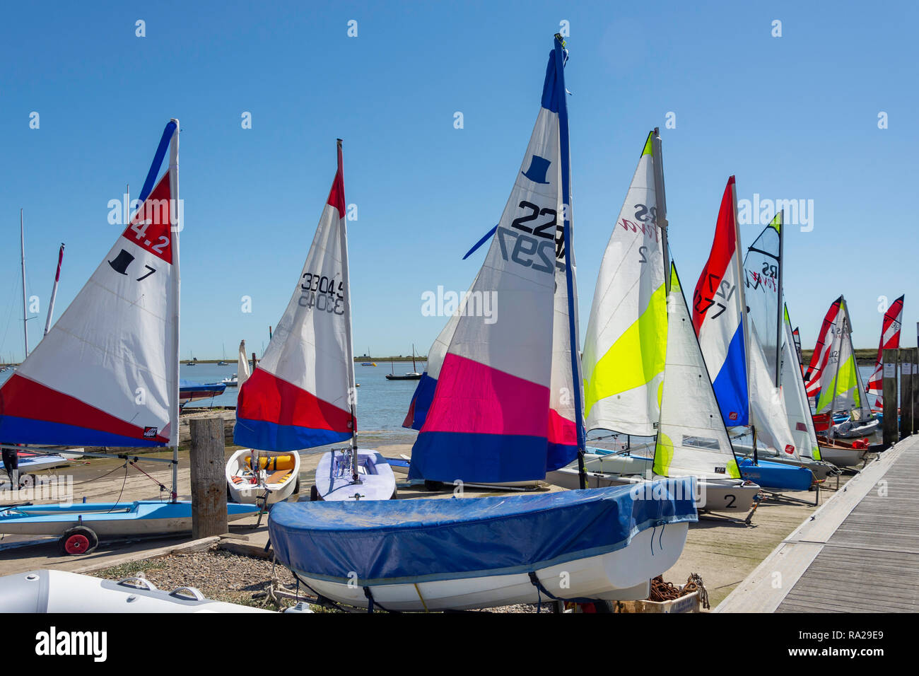 Yachts amarrés à quai, Orford Orford, Suffolk, Angleterre, Royaume-Uni Banque D'Images