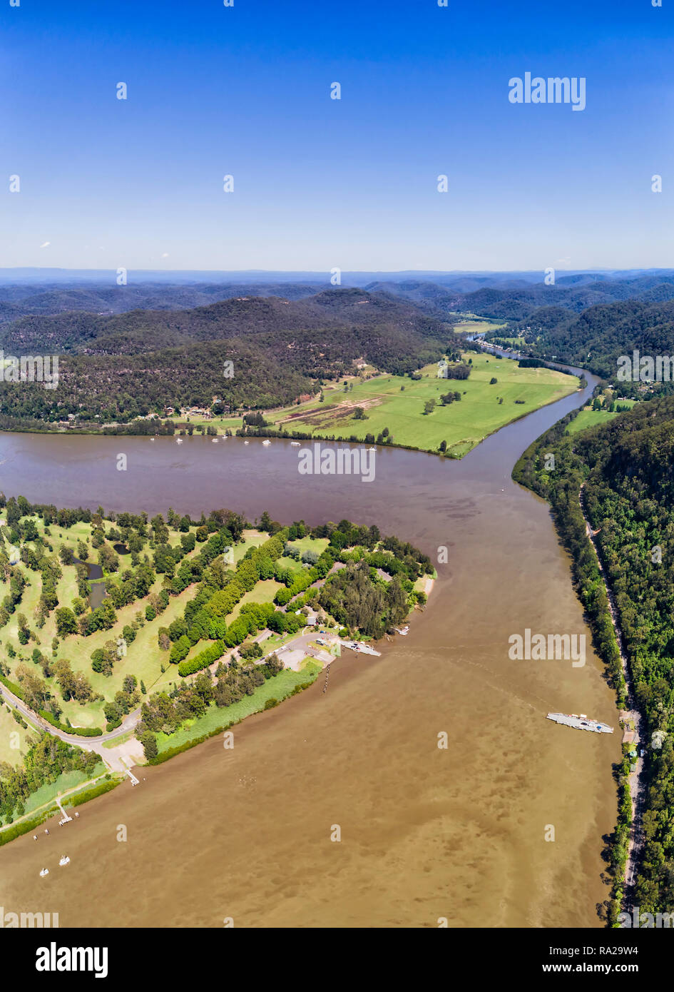 Virage sur la rivière Hawkesbury autour de Wisemans Ferry ville au delta du fleuve près de ferry Macdonald River Crossing, dans l'antenne panora verticale élevée Banque D'Images